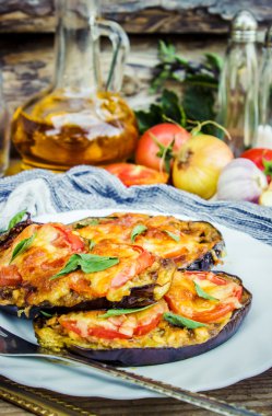 Patlıcan domates ve peynirli fırında pişmiş. 