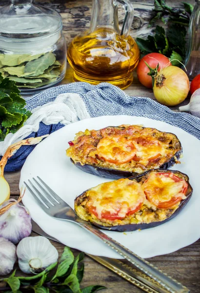 Баклажани запечені в духовці з помідорами і сиром . — стокове фото