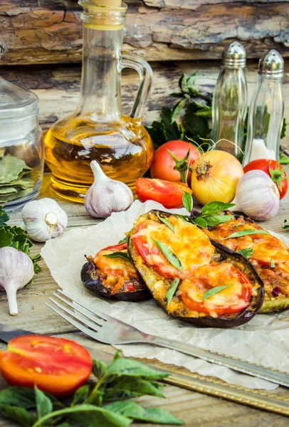 Баклажани запечені в духовці з помідорами і сиром . — стокове фото