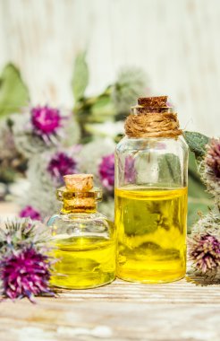 küçük bir şişede burdock yağı. özü, tentür, kaynatma, süspansiyon, damla, otlar.