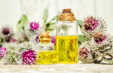 küçük bir şişede burdock yağı. özü, tentür, kaynatma, süspansiyon, damla, otlar.