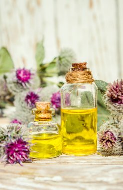 küçük bir şişede burdock yağı. özü, tentür, kaynatma, süspansiyon, damla, otlar.