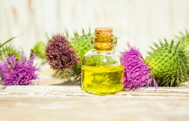 küçük bir şişede burdock yağı. özü, tentür, kaynatma, süspansiyon, damla, otlar.