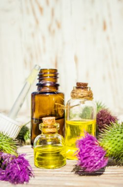 küçük bir şişede burdock yağı. özü, tentür, kaynatma, süspansiyon, damla, otlar.