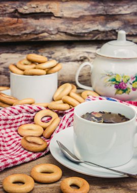 Kahvaltıda simit ile güzel kokulu bir çay. 