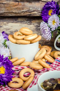 Kahvaltıda simit ile güzel kokulu bir çay. 