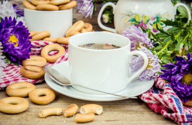 Kahvaltıda simit ile güzel kokulu bir çay. 