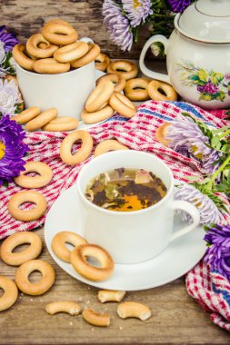 Kahvaltıda simit ile güzel kokulu bir çay. 