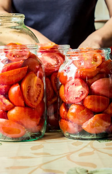 Conservas de tomates con especias en casa . — Foto de Stock