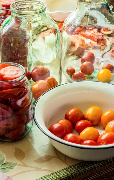 Conservas de tomates con especias en casa . —  Fotos de Stock