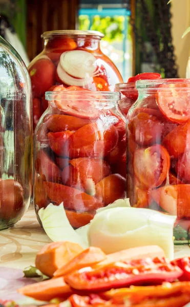 Консервирование помидоров со специями дома . — стоковое фото