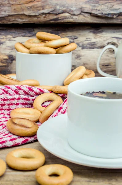 Un té perfumado con rosquillas para el desayuno . — Foto de Stock