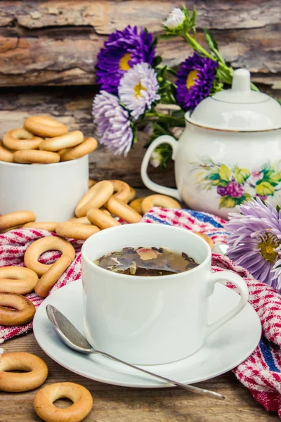 Un té perfumado con rosquillas para el desayuno . — Foto de Stock