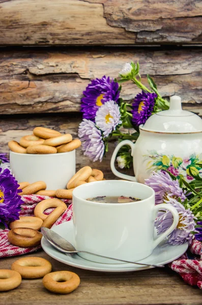 Un té perfumado con rosquillas para el desayuno . — Foto de Stock