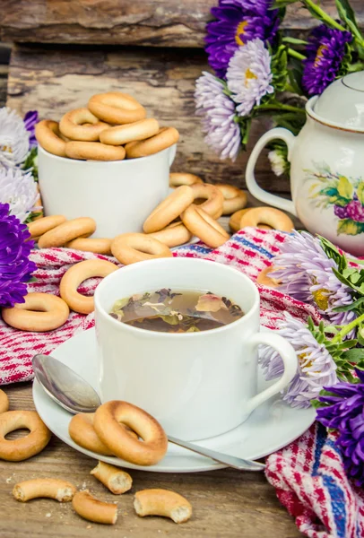 Un té perfumado con rosquillas para el desayuno . — Foto de Stock