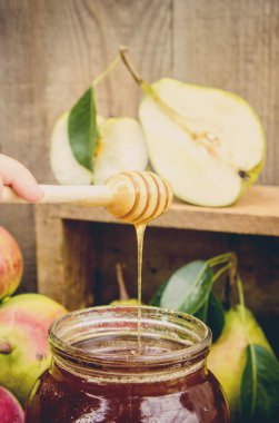 Sulu, olgun elma ve armut ahşap zemin üzerine bal ile.
