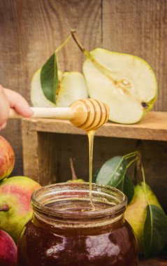 Sulu, olgun elma ve armut ahşap zemin üzerine bal ile.