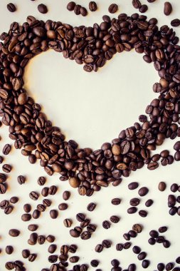 Beyaz arkaplanda kahve çekirdekleri.