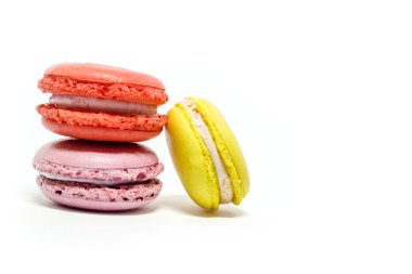 Beyaz bir arka plan üzerinde tatlı macaroons.