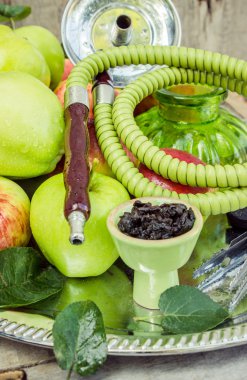 Nargile. Elma lezzet ile tütün.