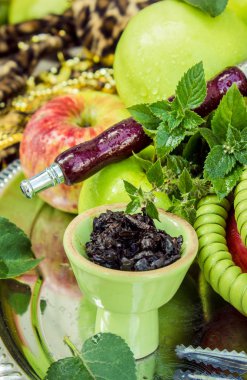 Nargile. Elma lezzet ile tütün.