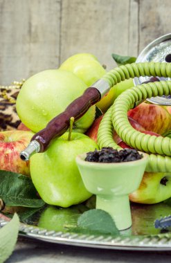 Nargile. Elma lezzet ile tütün.