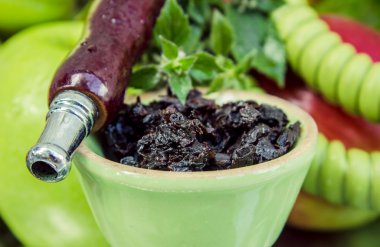 Nargile. Elma lezzet ile tütün. 