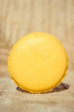 ahşap arka plan üzerinde renkli macarons.