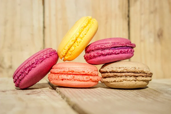 Bunte Macarons auf einem hölzernen Hintergrund. — Stockfoto