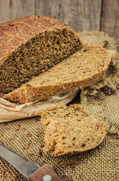 Хліб з насінням льону . — стокове фото