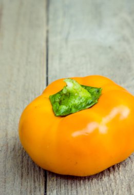 Ahşap arka planda tatlı biberler.