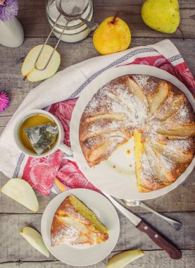 sünger kek ile armut çay için.