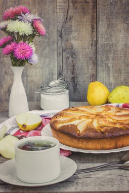 sünger kek ile armut çay için.