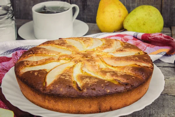 Pastel de esponja con pera para el té . —  Fotos de Stock