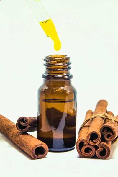Óleo essencial de canela (tintura, extrato, decocção, óleo, gotas ). — Fotografia de Stock