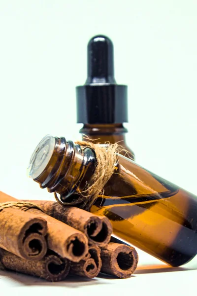 Kanel eterisk olja (tinktur, extrakt, dekokt, olja, droppar). — Stockfoto