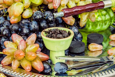 Nargile. Tütün ve tatlar üzüm ile. 