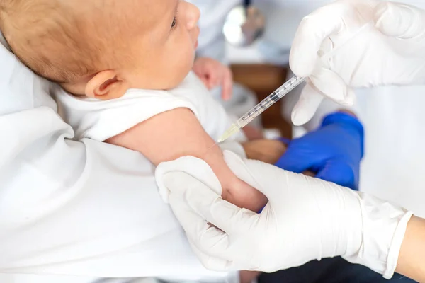 Bebé Vacunado Inyección Brazo Enfoque Selectivo Gente —  Fotos de Stock
