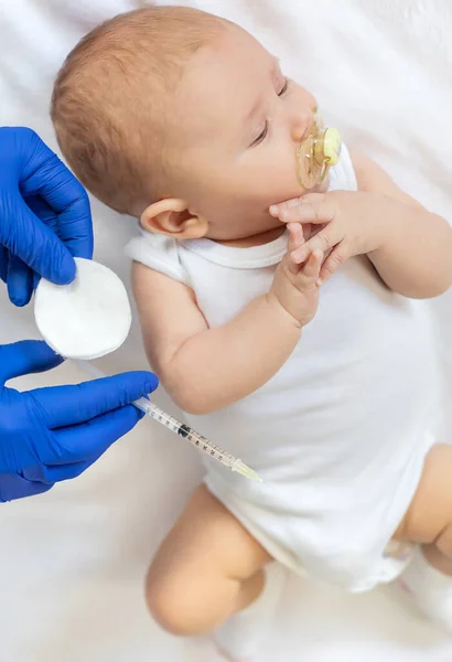 Εμβολιασμός Μωρό Ένεση Στο Χέρι Επιλεκτική Εστίαση Άνθρωποι — Φωτογραφία Αρχείου
