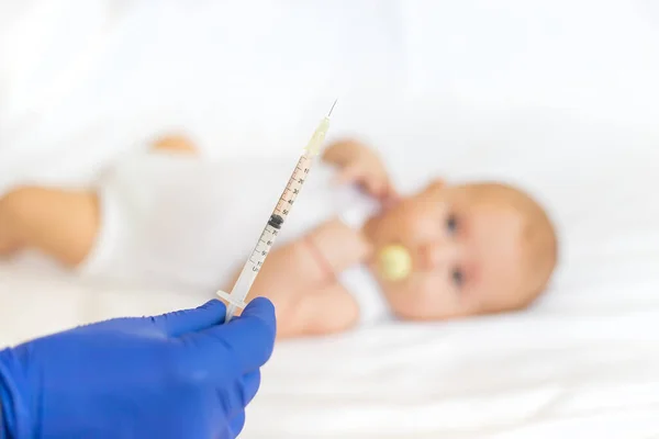 婴儿接种疫苗 手臂注射疫苗 有选择的重点 — 图库照片