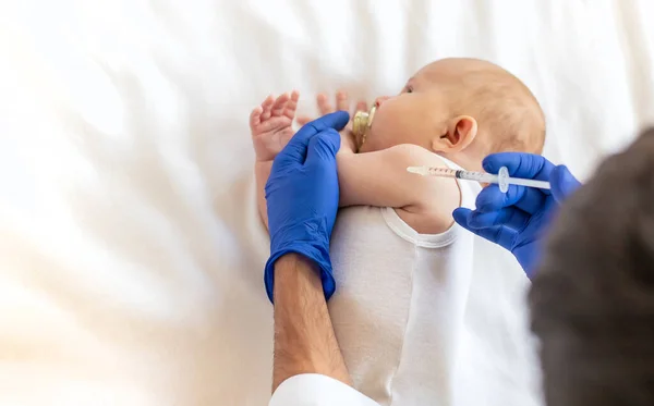 Impfung Baby Spritze Den Arm Selektiver Fokus Menschen — Stockfoto