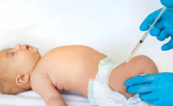 Bebé Vacunado Inyección Pierna Enfoque Selectivo Gente —  Fotos de Stock