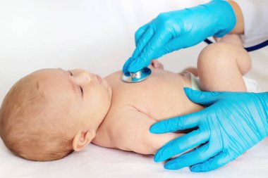 Doktor steteskopla bebeğin sözünü dinler. Seçici odaklanma. İnsanlar.
