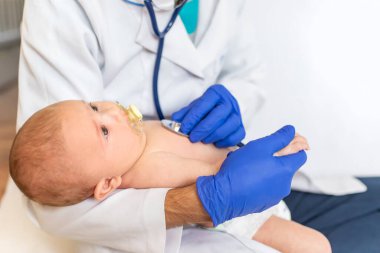 Doktor steteskopla bebeğin sözünü dinler. Seçici odaklanma. İnsanlar.