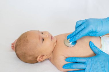 Doktor steteskopla bebeğin sözünü dinler. Seçici odaklanma. İnsanlar.