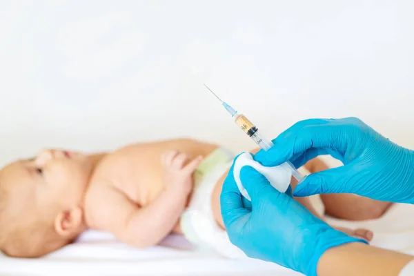 婴儿接种疫苗 注射在腿上 有选择的重点 — 图库照片