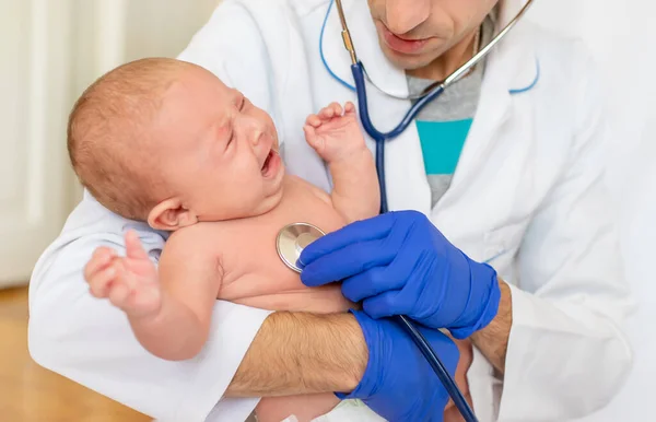Γιατρός Ακούει Μωρό Στηθοσκόπιο Επιλεκτική Εστίαση Άνθρωποι — Φωτογραφία Αρχείου