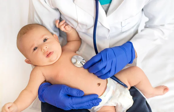 Médico Escucha Bebé Con Estetoscopio Enfoque Selectivo Gente —  Fotos de Stock