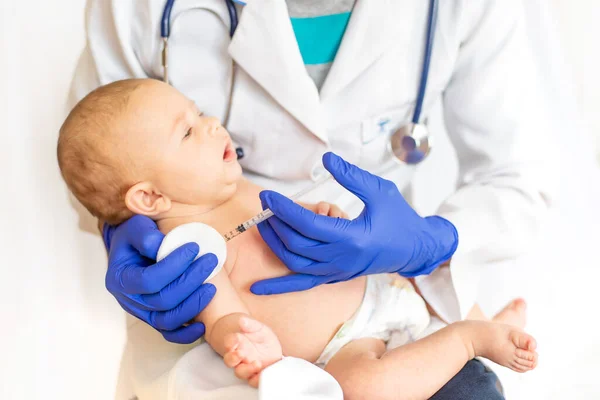 Vaccinazione Bambino Iniezione Nel Braccio Concentrazione Selettiva Persone — Foto Stock