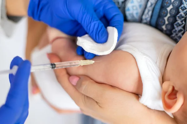 婴儿接种疫苗 手臂注射疫苗 有选择的重点 — 图库照片